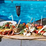 Petit Chateau Luxe *