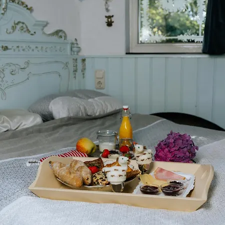Holiday home Petit Chateau Luxe Vakantiehuis, Prive Hottub En Zwembad