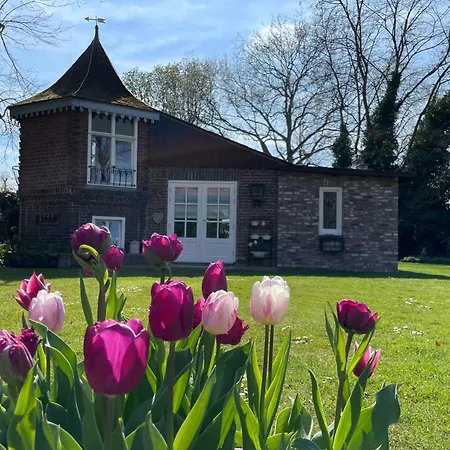 Holiday home Petit Chateau Luxe Vakantiehuis, Prive Hottub En Zwembad *